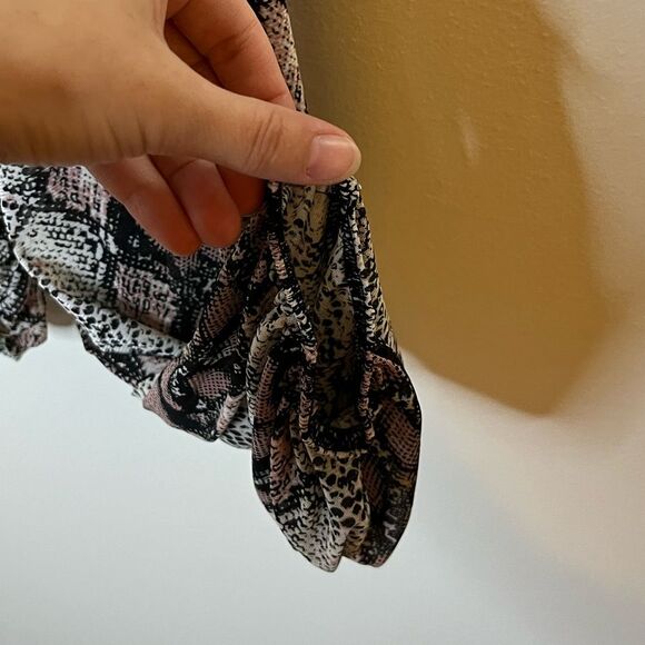 A Love Story Pink Snakeskin Pattern Off Shoulder Top Size Large - Picture 5 of 8